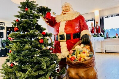 Weihnachtsmann an Christbaum Dekoration
