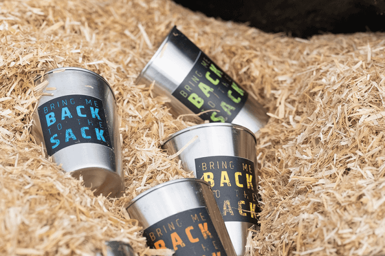 Becher in Toiletteneinstreu