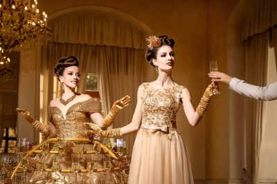 Dreamotionz Servierkleid mit 2 glamourösen Damen welche Champagner überreichen