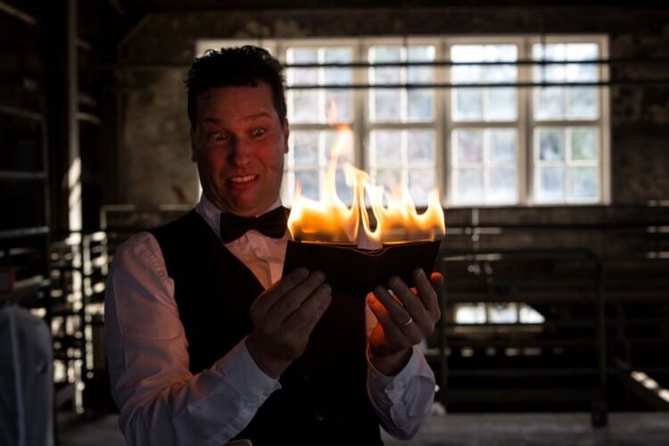 Sir Julian mit brennenden Porte-Monnaie