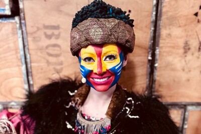 Darstellerin mit buntem Make Up