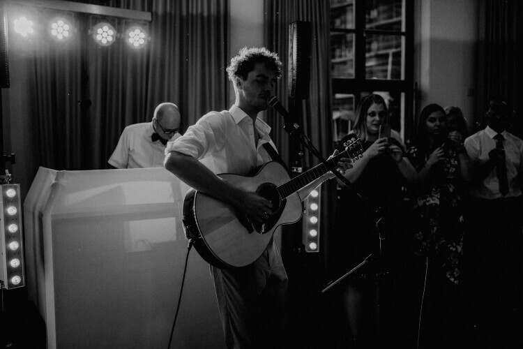 Sänger und Gitarrist Elias Tebroke mit DJ