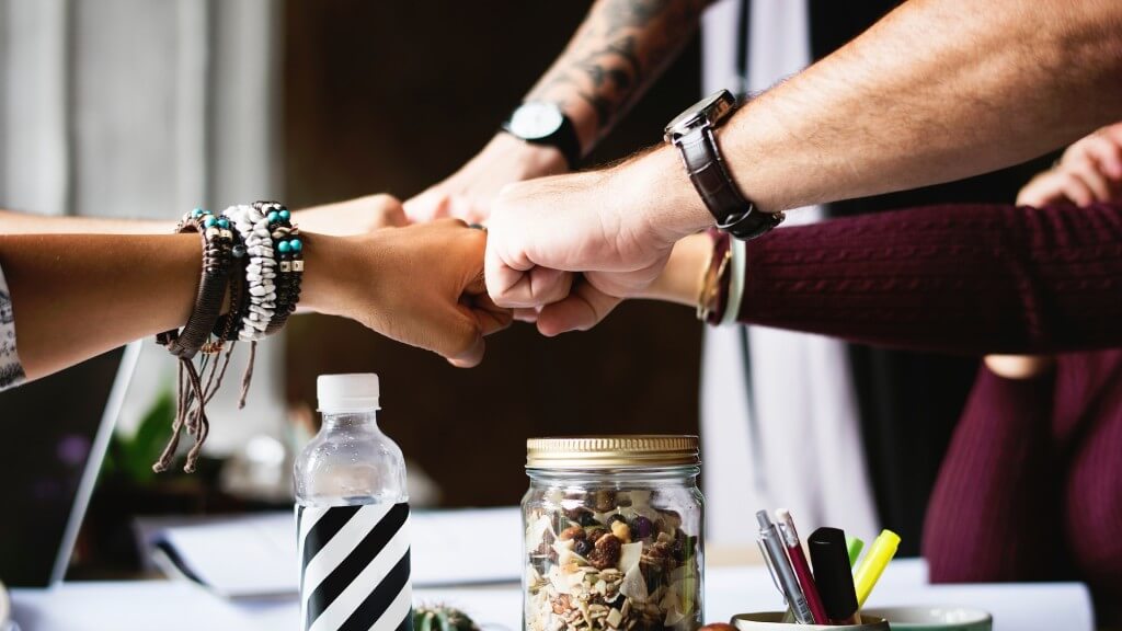 versch. Personen beimm Fistbump
