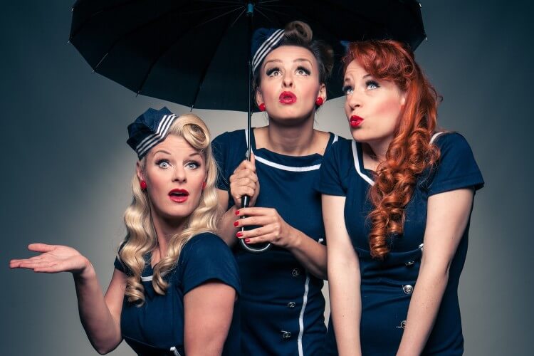 The Pearlettes mit Schirm