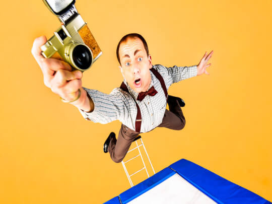 Jean-Ferry Comedy Trampolin springend mit Kamera