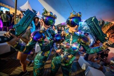 Dreamotionz Tänzer und Walking Acts im exklusiven Future Design inmitten eines Open Air Events