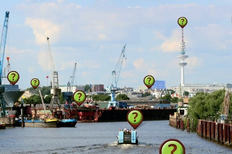 Boot auf Wasser im Hafen