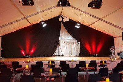 weißes Showglas steht auf Bühne