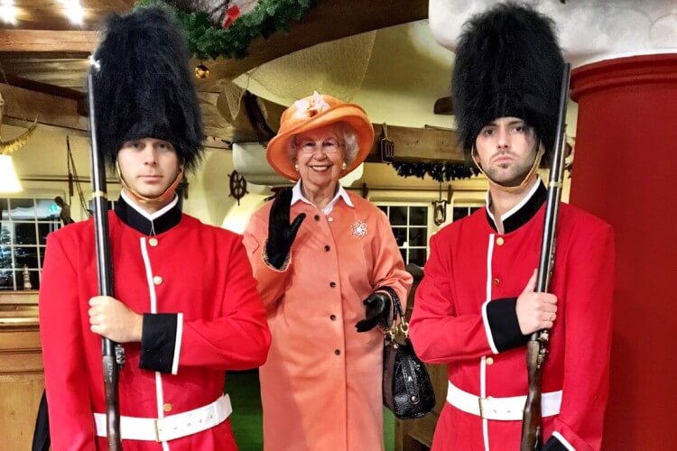 Queen Elizabeth II. Double mit 2 Guards