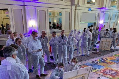 Teilnehmer in Schutzanzügen Graffiti-Workshop