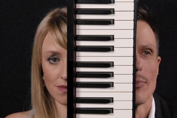 2 Gesichter mit Klavier