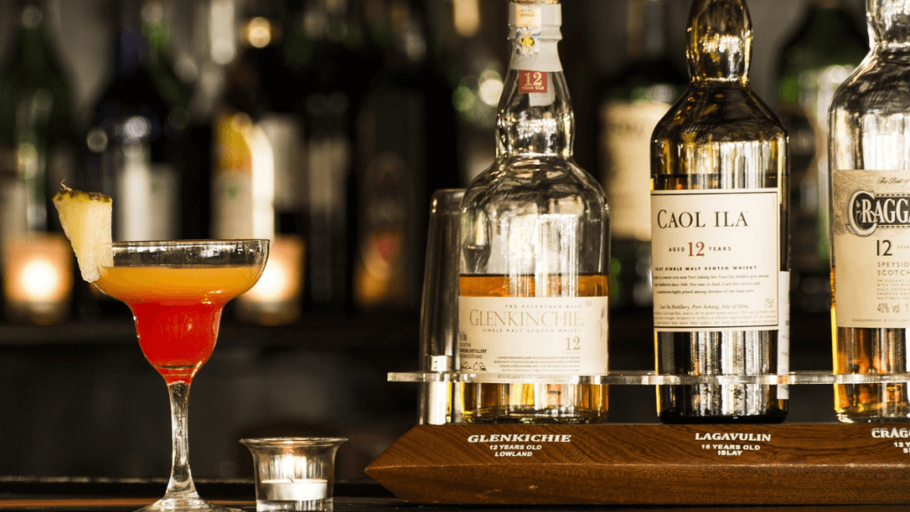 Rot-orangener Cocktail in einem Martiniglas