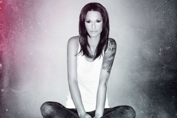 Christina Stürmer im Schneidersitz