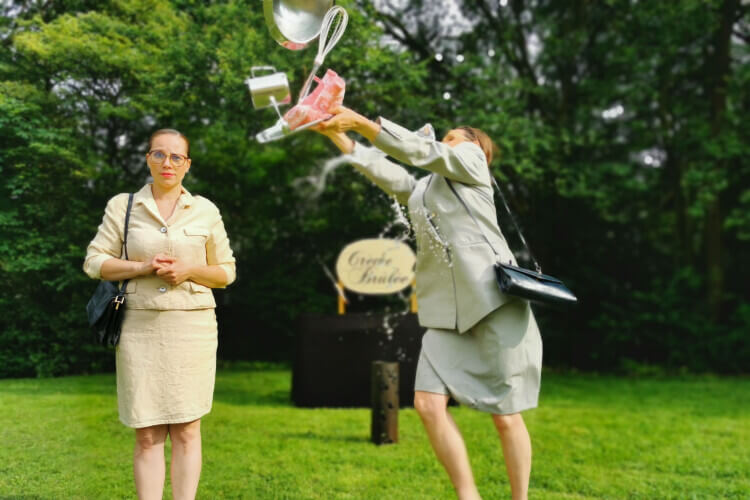 Frau Dr. Rauschenbacher stolpert mit Tablett
