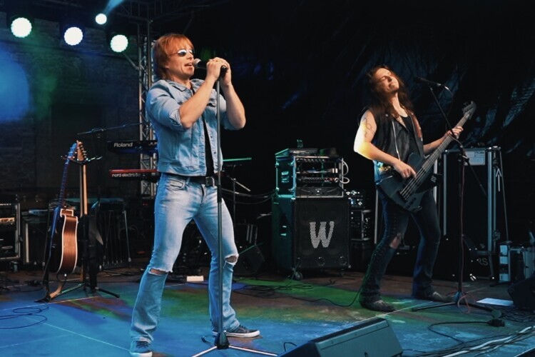 Bon Jovi Double steht mit seiner Tribute Band auf der Bühne