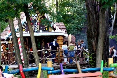Anstehende Gäste vor dem Knusperhaus im Filmpark Babelsberg