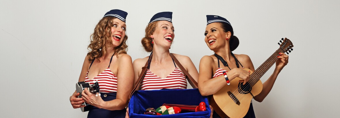 Künstler Trio Hamburger Perlen als Matrosinnen mit Instrumenten vor einer weißen Wand