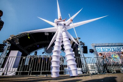 Weißer, futuristischer Dreamotionz Stelzenläufer mit Sternenbesatz - illuminierbar in der Nacht mit einer Gesamthöhe von 2,5 Met