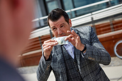 Pierre von Klirr Deluxe mit einem Geldschein