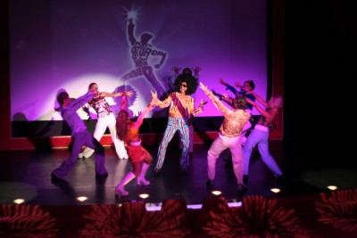 Tänzer mit saturday Night Fever auf einer Bühne