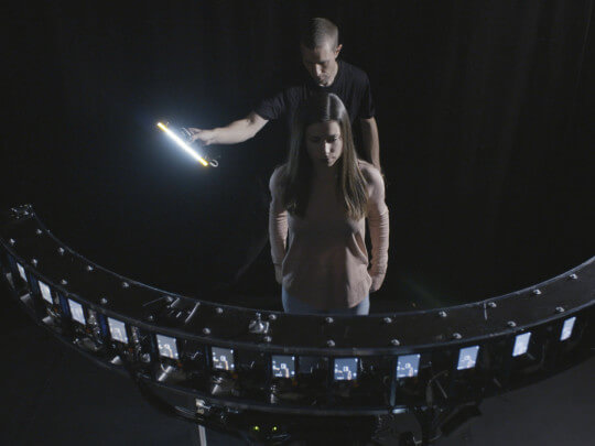 Mann und Frau vor Bullet-Time-System