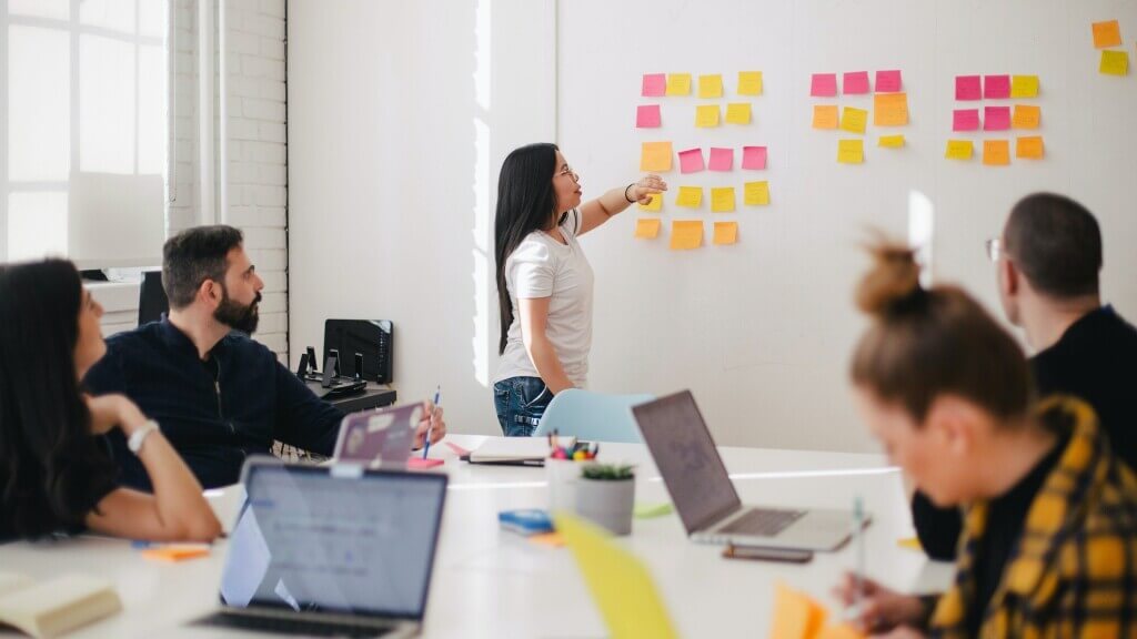 Tauschen Sie sich mit Ihrem Team aus, was Sie bei bereits vergangenen Online-Events gut und nicht so gut fanden, und nutzen Sie diese Informationen. (Foto: Unsplash)